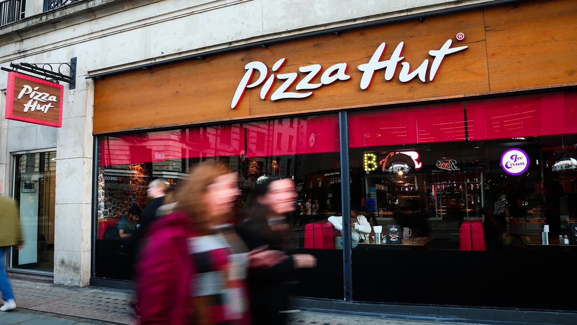 Pizza Hut Franchise Sues Over AI Delivery System