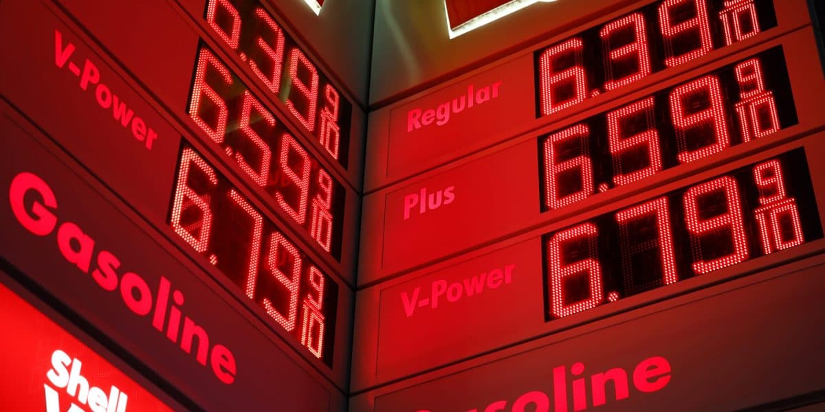 Consumer Confidence Shaken as Long-Term Inflation Fears Deepen