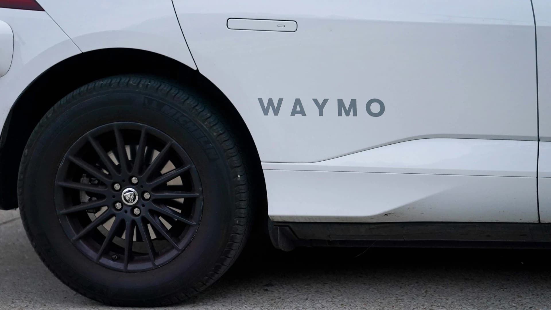 Waymo Temporarily Halts Freeway Robotaxi Operations