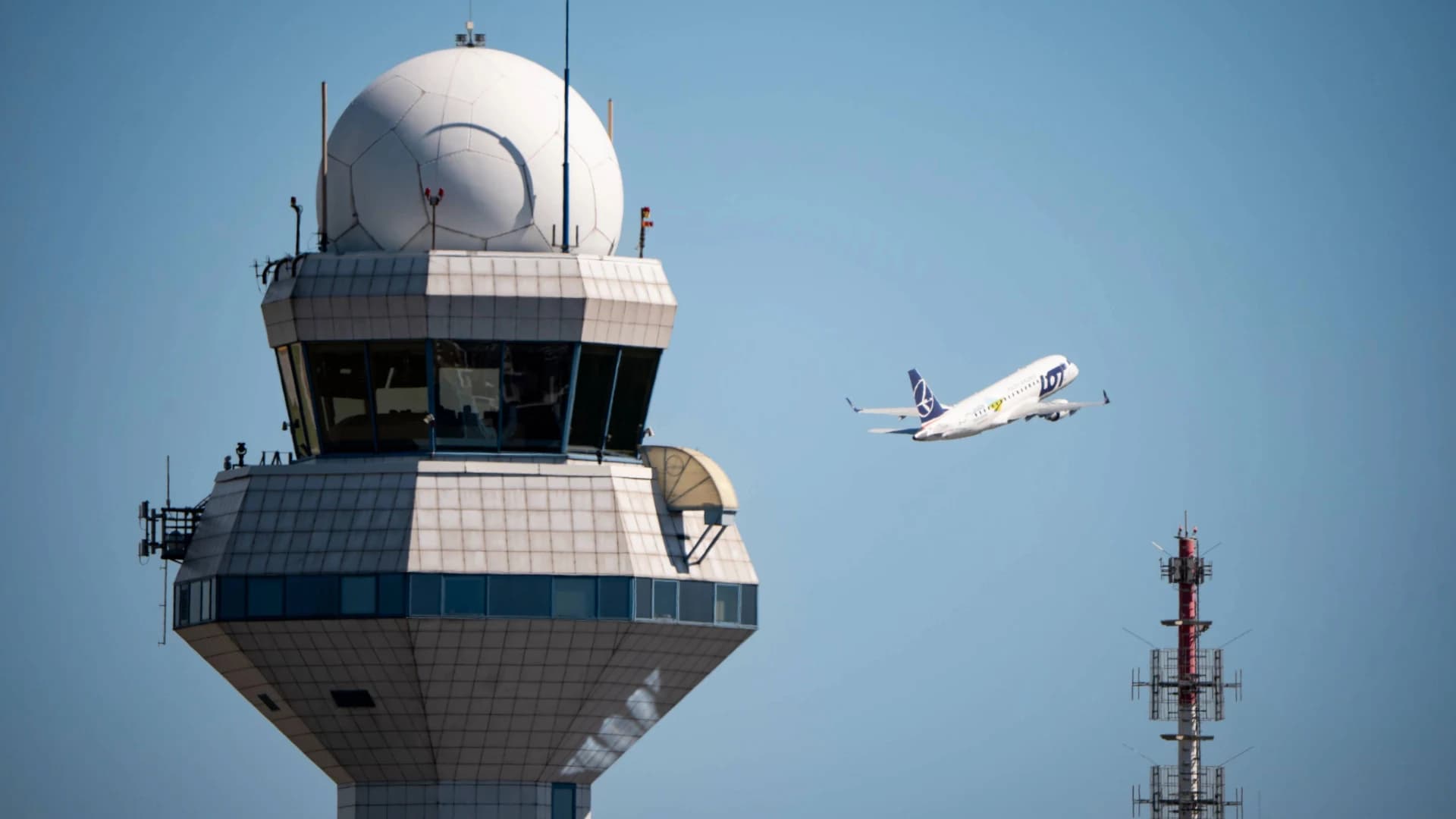 FAA Cuts 2,000+ Air Traffic Controller Positions