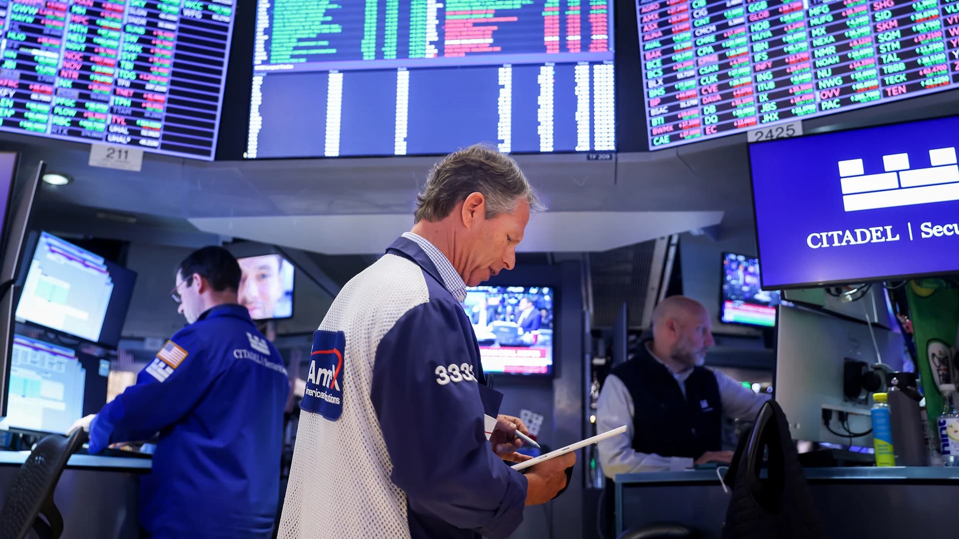 Tech Rally Shows Signs of Strain as Wall Street Signals Caution