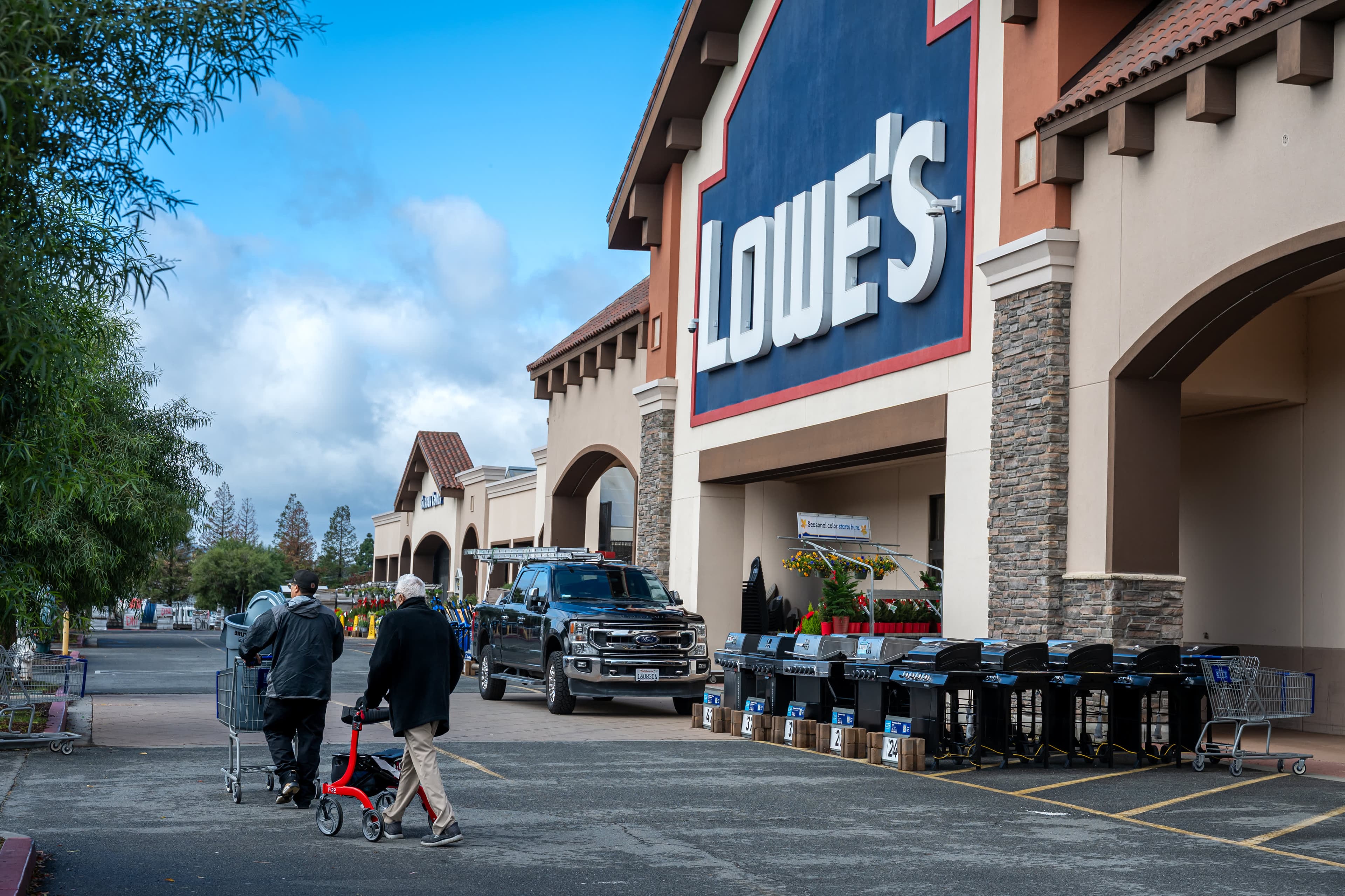 Lowe's Outperforms Despite Housing Headwinds