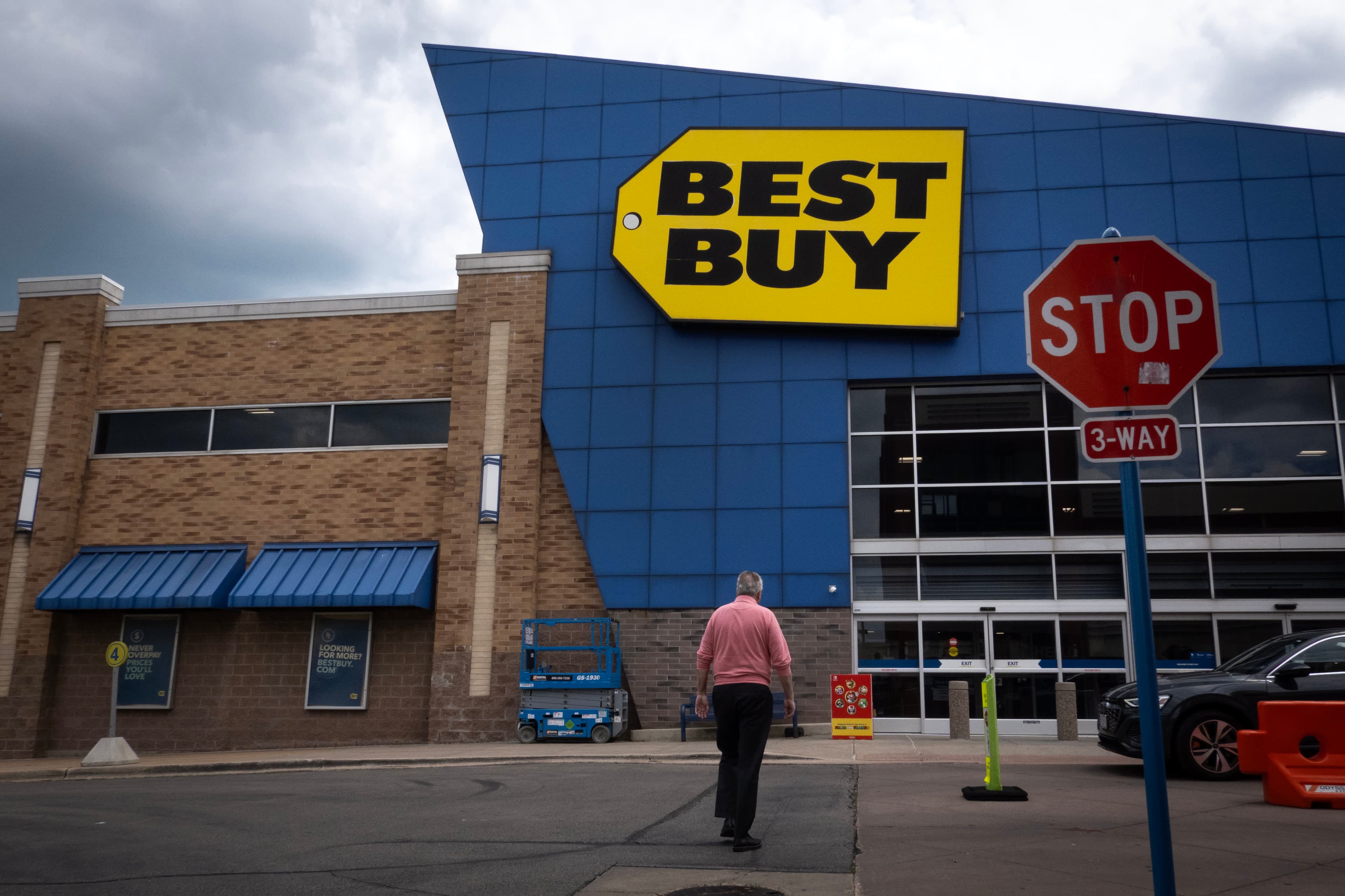 Best Buy Beats Earnings Expectations, Stock Surges 15%